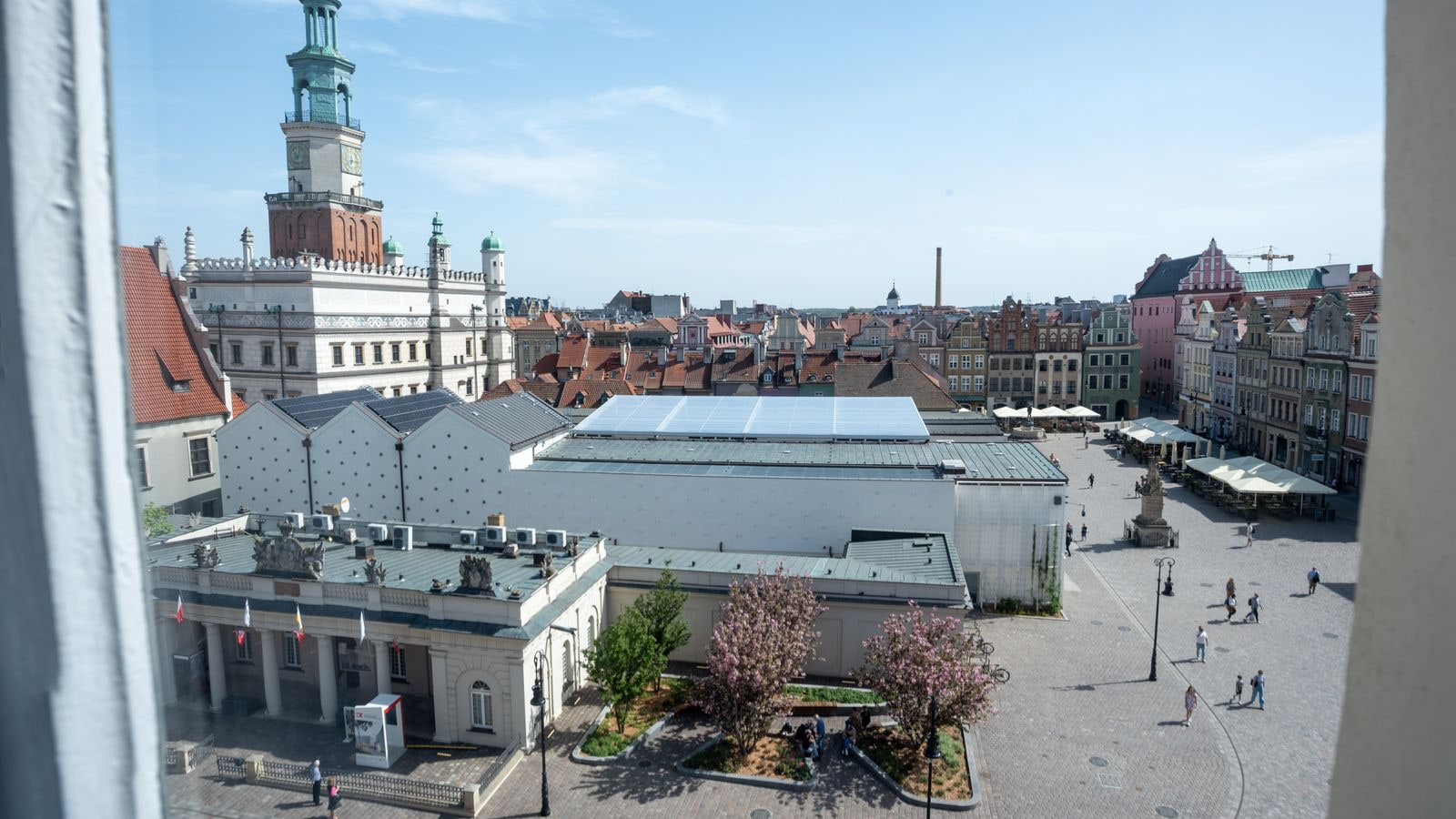 Widok na Ratusz z okna apartamentu – Stary Rynek, Poznań