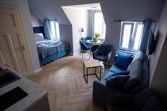 Apartamenty Dřevný Kocúr – wnętrze apartamentu przy Starym Rynku w Poznaniu