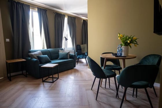 Apartamenty Dřevný Kocúr – wnętrze apartamentu przy Starym Rynku w Poznaniu