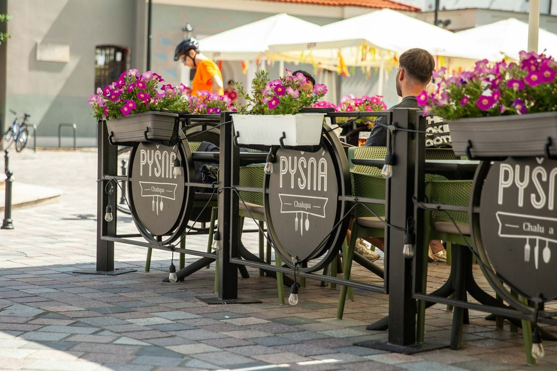 Wnętrze Pyšnej Chalupy – miedziane tanki Pilsner Urquell, Poznań Stary Rynek 82