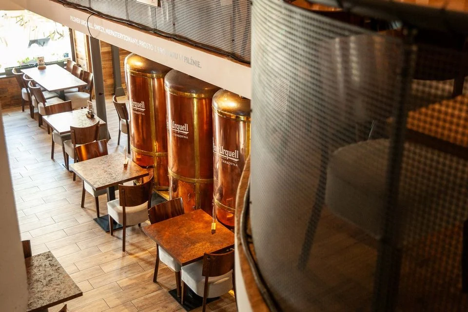 Miedziane tanki Pilsner Urquell widziane z antresoli