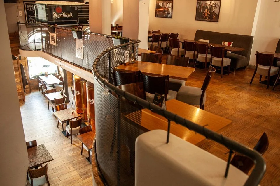 Widok z antresoli na salę restauracji Pyšná Chalupa w Poznaniu