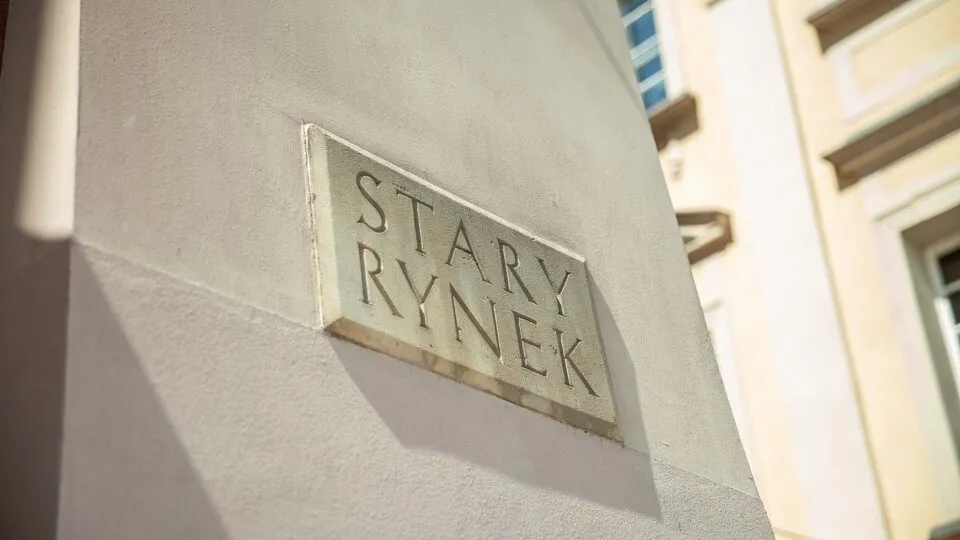 “Stary Rynek” street plaque on the townhouse by Dřevný Kocúr in Poznań