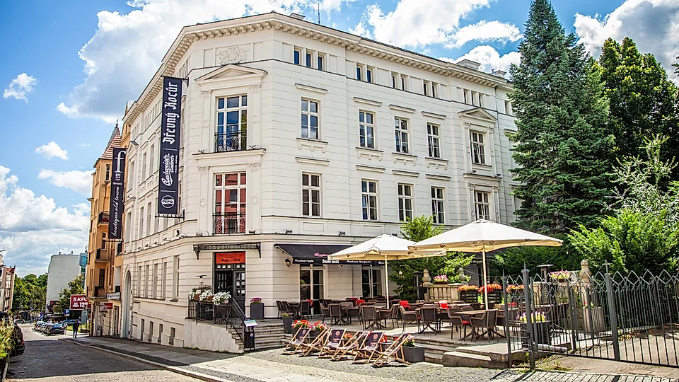 White townhouse with a beer garden – Dřevný Kocúr, Święty Marcin 11, Poznań