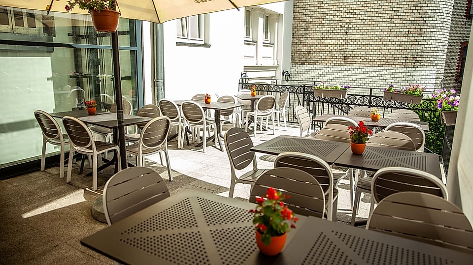 Summer beer garden surrounded by greenery – Dřevný Kocúr, Święty Marcin 11, Poznań