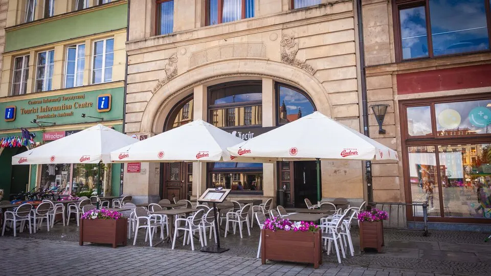 Kolorowe kamienice i ogródek przed Dřevný Kocúr na wrocławskim Rynku