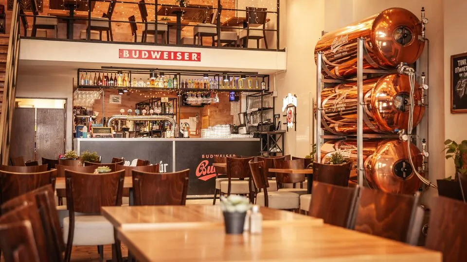Bar i miedziane tanki Budvar – Dřevný Kocúr, Rynek 13 Wrocław